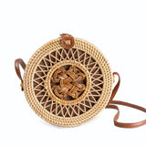 Bolsa de Palha Rattan Redonda Isla Galerias Artesanal Cor Natural com Desing de Flor e Detalhes Trançados